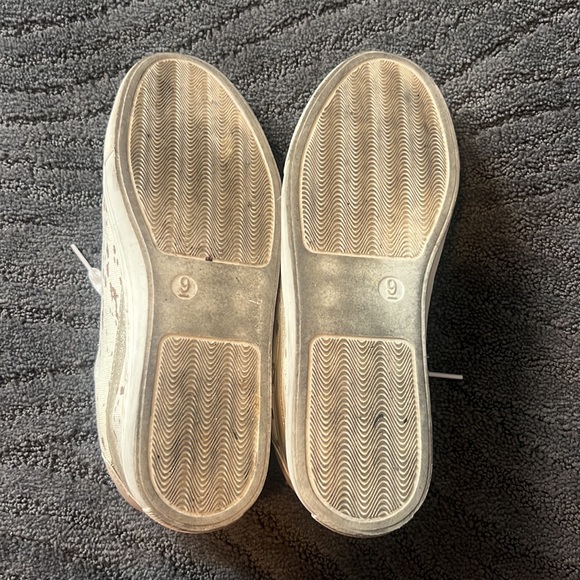 Universal Threading Goods Co. - Picture 5 of 5